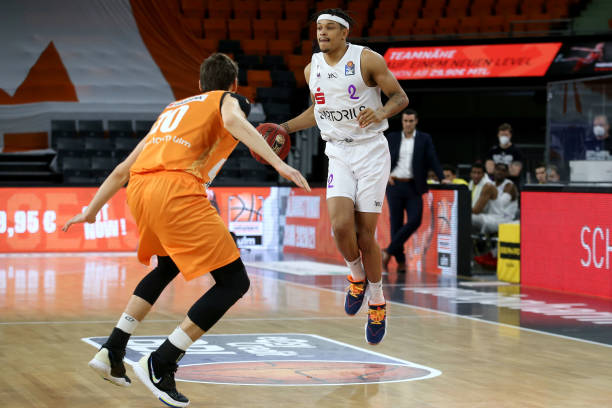 她显得略显 她显得略显